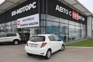 Хэтчбек Toyota Yaris 2012 года, 1200000 рублей, Мирное