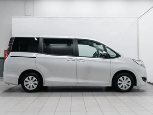 Минивэн Toyota Noah 2018 года, 2490000 рублей, Красноярск