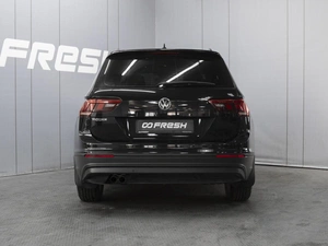 Внедорожник Volkswagen Tiguan 2020 года, 2600000 рублей, Омск