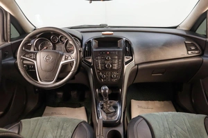 Седан Opel Astra 2012 года, 759000 рублей, Челябинск