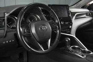 Седан Toyota Camry 2022 года, 2850000 рублей, Омск
