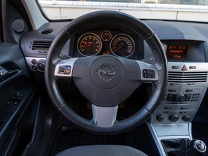 Седан Opel Astra 2011 года, 729000 рублей, Саратов