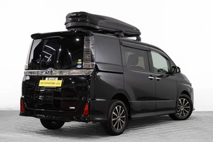 Минивэн Toyota Voxy 2018 года, 2649000 рублей, Барнаул