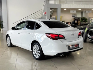 Седан Opel Astra 2013 года, 787000 рублей, Солонцы