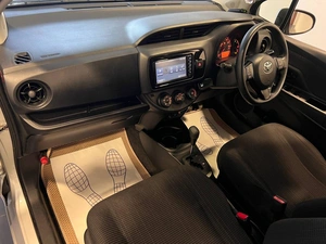 Хетчбэк Toyota Vitz 2018 года, 949000 рублей, Красноярск