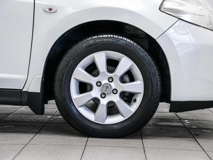 Хетчбэк Nissan Tiida 2011 года, 840000 рублей, Красноярск