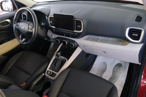 Внедорожник Hyundai Venue 2021 года, 2199000 рублей, Омск