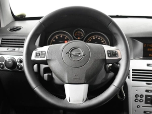 Седан Opel Astra 2012 года, 436100 рублей, Казань