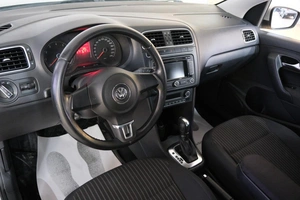 Седан Volkswagen Polo 2013 года, 919000 рублей, Омск
