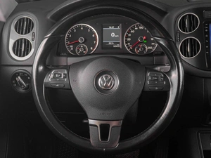 Внедорожник Volkswagen Tiguan 2012 года, 1677000 рублей, Тюмень