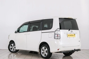 Минивэн Toyota Voxy 2010 года, 1349000 рублей, Красноярск
