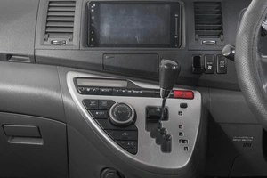 Минивэн Toyota Isis 2009 года, 1109000 рублей, Кемерово