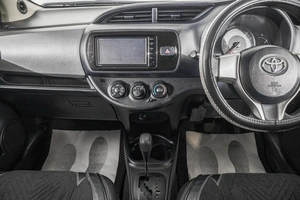 Хетчбэк Toyota Vitz 2014 года, 899000 рублей, Барнаул