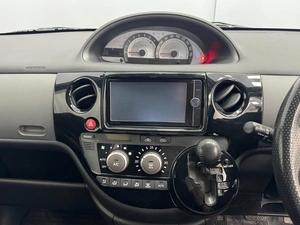 Минивэн Toyota Sienta 2013 года, 995000 рублей, Красноярск