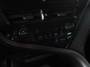 Седан Toyota Camry 2021 года, 2999000 рублей, Красный Пахарь