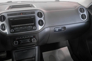 Внедорожник Volkswagen Tiguan 2011 года, 1189000 рублей, Кемерово