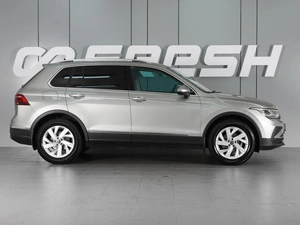 Внедорожник Volkswagen Tiguan 2021 года, 2920000 рублей, Красный Пахарь