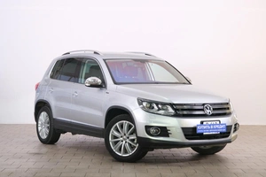 Внедорожник Volkswagen Tiguan 2015 года, 1629000 рублей, Омск