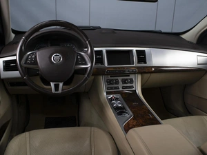 Седан Jaguar XF 2013 года, 1790000 рублей, Омск