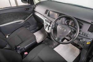 Минивэн Toyota Isis 2011 года, 1449000 рублей, Томск