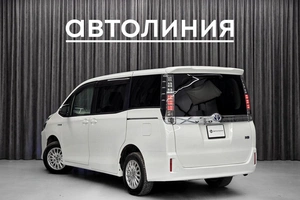 Минивэн Toyota Voxy 2014 года, 1590000 рублей, Красноярск