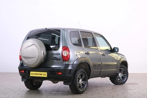 Внедорожник Chevrolet Niva 2017 года, 699000 рублей, Омск