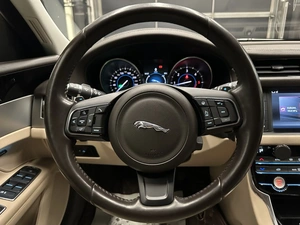 Седан Jaguar XF 2017 года, 2600000 рублей, Красноярск
