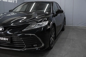 Седан Toyota Camry 2022 года, 2850000 рублей, Омск