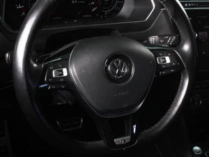 Внедорожник Volkswagen Tiguan 2017 года, 2680000 рублей, Красный Пахарь