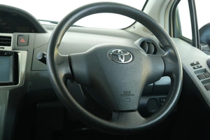 Хетчбэк Toyota Vitz 2010 года, 789000 рублей, Омск