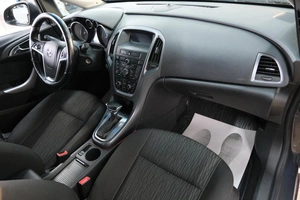 Хетчбэк Opel Astra 2014 года, 769000 рублей, Омск