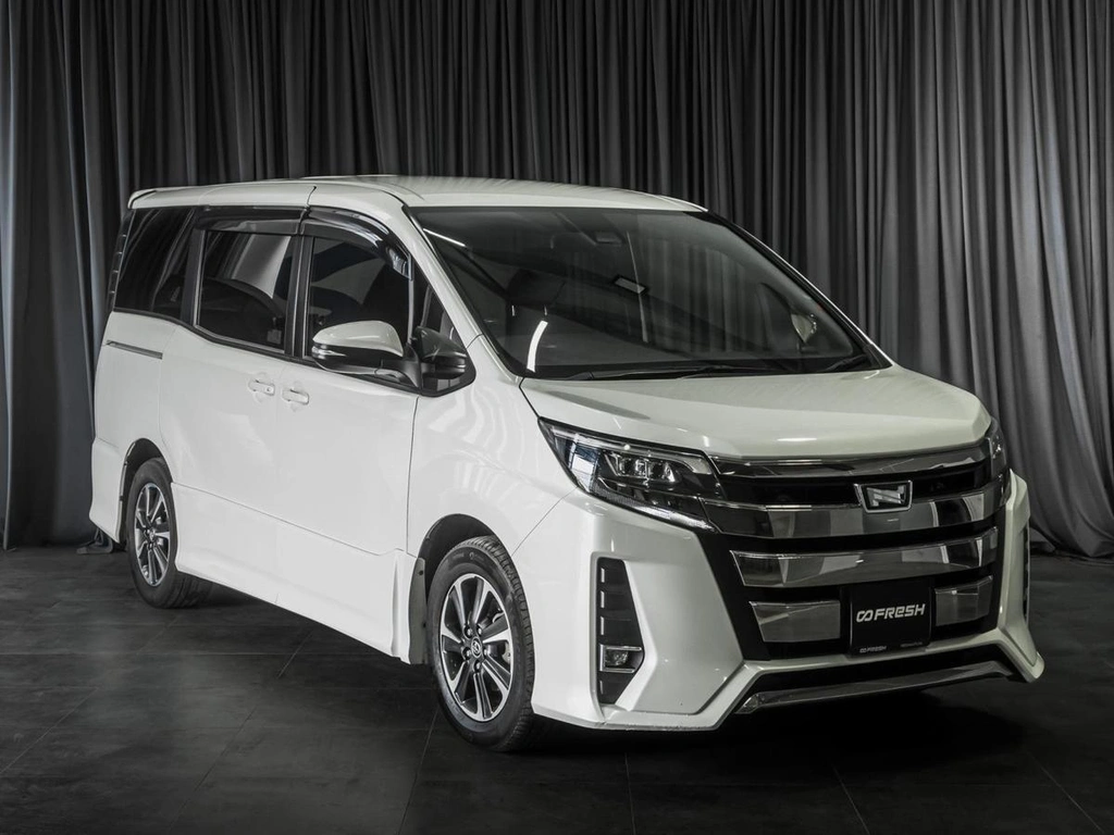 Минивэн Toyota Noah 2017 года, 2370000 рублей, Тюмень