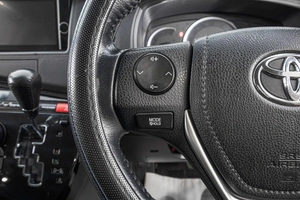 Минивэн Toyota Isis 2013 года, 1279000 рублей, Барнаул