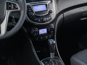 Седан Hyundai Solaris 2013 года, 949000 рублей, Сургут