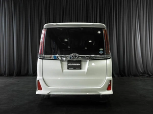 Минивэн Toyota Noah 2017 года, 2370000 рублей, Тюмень