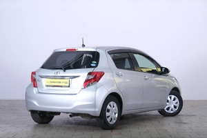 Хетчбэк Toyota Vitz 2015 года, 1199000 рублей, Омск
