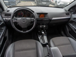 Седан Opel Astra 2013 года, 799000 рублей, Саратов