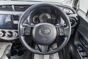 Хетчбэк Toyota Vitz 2019 года, 1489000 рублей, Барнаул