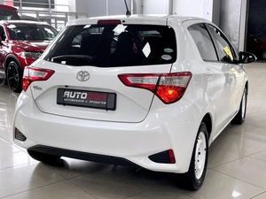 Хетчбэк Toyota Vitz 2017 года, 997000 рублей, Солонцы