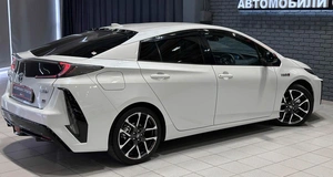 Хетчбэк Toyota Prius PHV 2018 года, 2357000 рублей, Красноярск