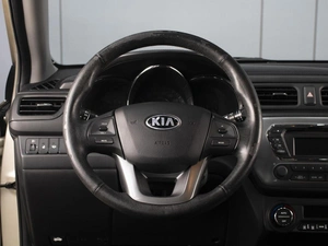 Седан Kia Rio 2013 года, 890000 рублей, Омск