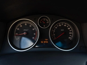 Седан Opel Astra 2013 года, 899000 рублей, Саратов