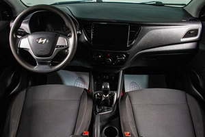 Седан Hyundai Solaris 2017 года, 599000 рублей, Сургут