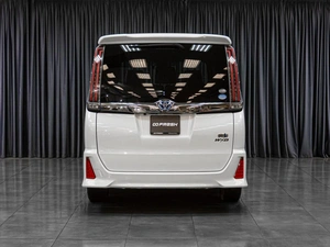 Минивэн Toyota Noah 2018 года, 2407000 рублей, Тюмень