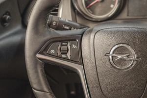 Хетчбэк Opel Astra 2012 года, 749000 рублей, Челябинск
