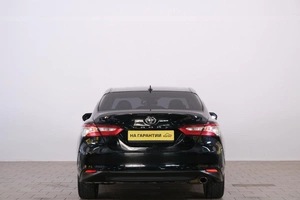 Седан Toyota Camry 2018 года, 2399000 рублей, Омск