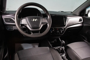 Седан Hyundai Solaris 2017 года, 599000 рублей, Сургут