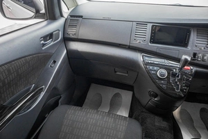 Минивэн Toyota Isis 2011 года, 1299000 рублей, Барнаул