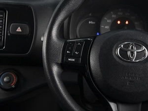 Хетчбэк Toyota Vitz 2017 года, 960000 рублей, Омск