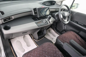 Минивэн Honda Freed 2012 года, 1099000 рублей, Красноярск